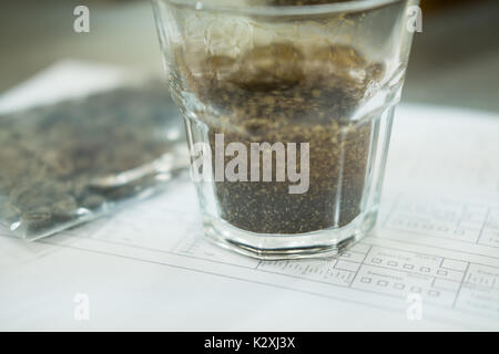 Bicchiere di caffè per un degustatore di odore e sapore aromatico e di sapore ruota. arte della percezione di aroma di caffè appena preparato. coppettazione esame. Foto Stock