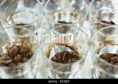 Bicchiere di caffè per un degustatore di odore e sapore aromatico e di sapore ruota. arte della percezione di aroma di caffè appena preparato doppia esposizione con chicco abbrustolito. c Foto Stock