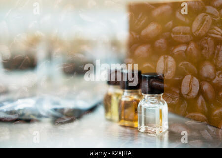 Bicchiere di caffè per un degustatore di odore e sapore aromatico e di sapore ruota. arte della percezione di aroma di caffè appena preparato doppia esposizione con chicco abbrustolito. c Foto Stock