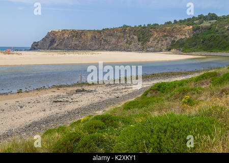 Ribeira de Seixe e Spiaggia di Odeceixe, Alentejo, Portogallo Foto Stock