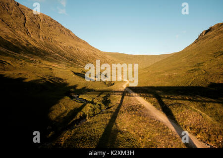 Un'ombra viene gettato dalla serata di treno sulla West Highland linea ferroviaria tra Glasgow e Oban / Fort William nelle Highlands della Scozia Foto Stock