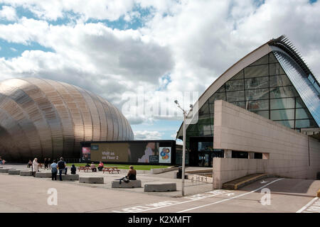 Il moderno sviluppo architettonico del Glasgow Science Centre Sulle rive del fiume Clyde a Glasgow, Scozia Foto Stock