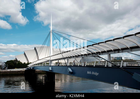 Il moderno sviluppo architettonico del SEC Armadillo concerto con campana il ponte che attraversa il fiume Clyde a Glasgow, Scozia Foto Stock