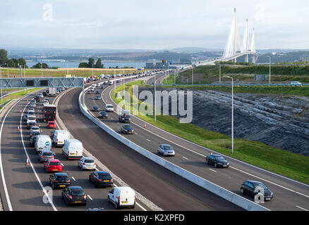 Una vista guardando verso nord in direzione di Fife che mostra il traffico a guidare oltre il nuovo Queensferry attraversando il quale è stato aperto al traffico il 30 agosto, 2017. Foto Stock