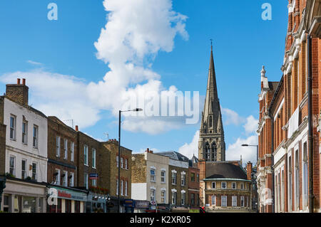 St Mary è di nuovo la chiesa e gli edifici lungo Church Street, Stoke Newington, North London REGNO UNITO Foto Stock