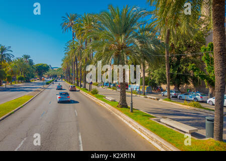 PALMA DE MALLORCA, Spagna - 18 agosto 2017: automobili su una strada in un bel cielo azzurro, in Palma de Mallorca, Spagna Foto Stock