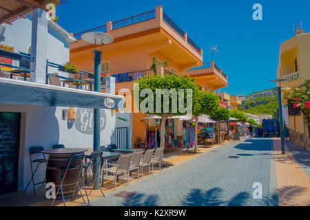 SANT ELM, MALLORCA, Spagna - 18 agosto 2017: Sant Elm City, pittoresco shopping street nella piccola cittadina di San Telmo, Mallorca, Spagna Foto Stock