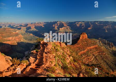 Grand Canyon South Kaibab Trail Sunrise vicino a Cedar Ridge con ONeill Butte fantastica vista panoramica del canyon Foto Stock