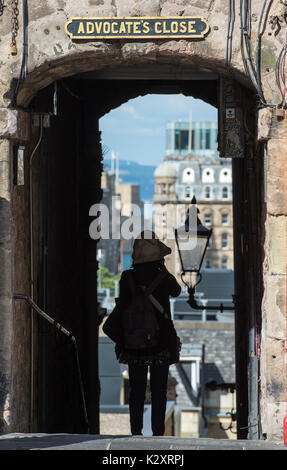 Un turista prende le immagini in avvocato vicino a Edinburgh Royal Mile. Foto Stock