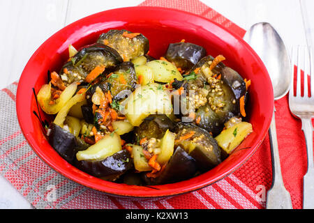 Verdure con salsa di melanzane e paprika. Foto Studio Foto Stock