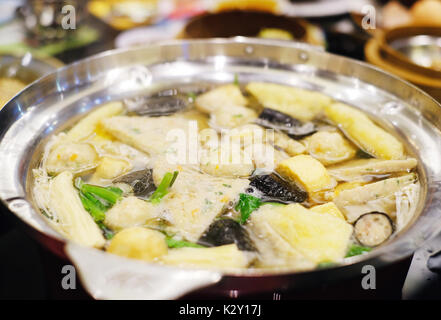 Sukiyaki misti, pesci palla, maiale, vegetali,il tofu,Alghe marine Foto Stock