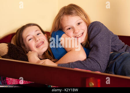 Due ragazze adolescenti ridere a letto. Foto Stock