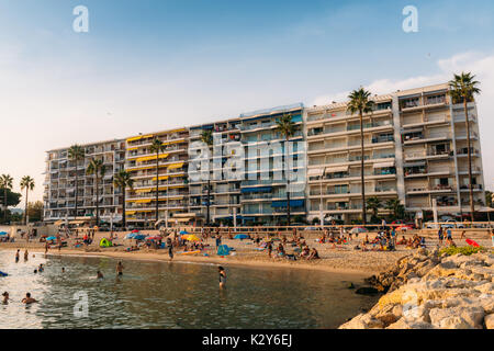 Spiaggia affollata in Juan les Pins, Cote d'Azur, in Francia Foto Stock