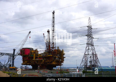 Smantellata Delta Brent del Mare del Nord la Shell Oil Rig piattaforma di campo in grado UK Seaton Port Hartlepool in attesa di demolizione e riciclaggio Foto Stock