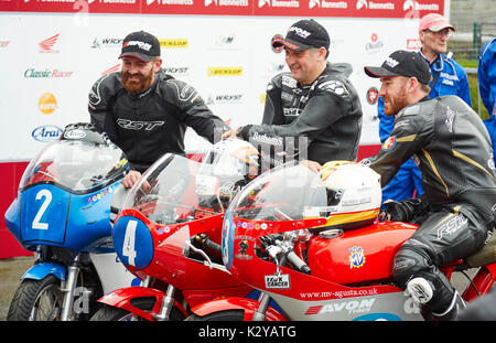 I vincitori del 2017 Manx Junior Classic TT race pongono per la telecamera. A sinistra (terzo) Jamie Coward, centro (vincitore) Michael Rutter e destra (seconda) John Lee Foto Stock