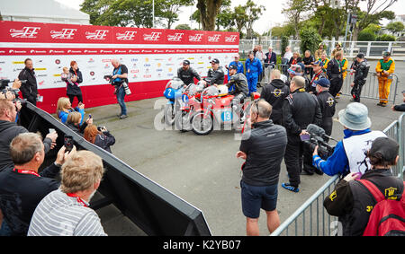 I vincitori del 2017 Manx Junior Classic TT race comportano per le telecamere. A sinistra (terzo) Jamie Coward, centro (vincitore) Michael Rutter e destra (seconda) Lee Joh Foto Stock