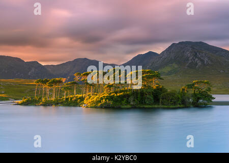 Il Lough Derryclare è un lago di acqua dolce nell'ovest dell'Irlanda. Si trova nella zona di Connemara della Contea di Galway. Il Lough Derryclare si trova a circa Foto Stock