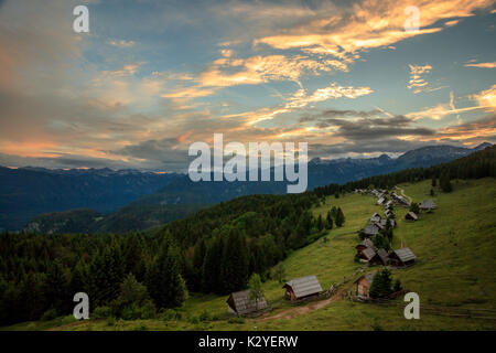 Zajamniki, il villaggio di pascolo nelle montagne di Pokljuka, al centro delle Alpi Giulie e il parco nazionale del Triglav è oggi un villaggio vacanze. Foto Stock