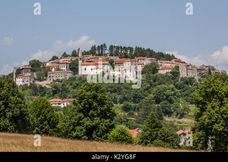 Stanjel è un borgo medievale sulla cima della collina di calcare nella regione slovena del Carso. Si tratta di architettura e case in pietra sono tipici. Foto Stock