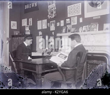 Antique c1910 fotografia, coinquilini studiano nella propria camera. Essi sono eventualmente gli studenti o laureati presso la Brown University di Providence, Rhode Island, Stati Uniti d'America. Vedere Alamy K2YGB1, K2YG90 e K2YGC9 per immagini simili. Fonte: fotografia originale. Foto Stock