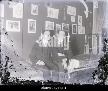 Antique c1910 fotografia, coinquilini in una camera dormitorio. Essi sono eventualmente gli studenti o laureati presso la Brown University di Providence, Rhode Island, Stati Uniti d'America. Vedere Alamy K2YGA6, K2YG90 e K2YGC9 per immagini simili. Fonte: fotografia originale. Foto Stock