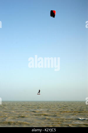 AJAXNETPHOTO. WORTHING, Inghilterra. - Un aquilone SURFER OTTIENE AIRBORNE OFF onde ruvide in venti alti. Foto:JONATHAN EASTLAND/AJAX REF:R61209 1127 Foto Stock
