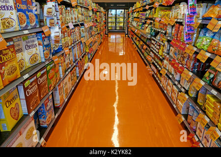 Cibo corridoio con n. di persone in un negozio di alimentari, Vancouver, BC, Canada Foto Stock