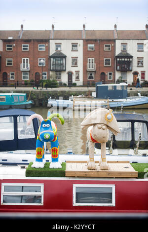 Viste generali della città di Bristol, Regno Unito - una casa barca a Arnolfini atterraggio con Wallace e Gromit sculture Foto Stock