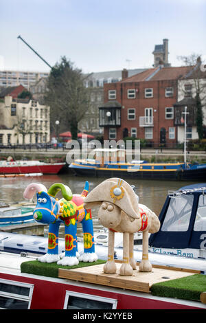 Viste generali della città di Bristol, Regno Unito - una casa barca a Arnolfini atterraggio con Wallace e Gromit sculture Foto Stock