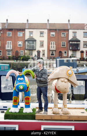 Viste generali della città di Bristol, Regno Unito - Stephen Carter sulla sua barca casa al Arnolfini atterraggio con il suo Wallace e Gromit scultura Foto Stock