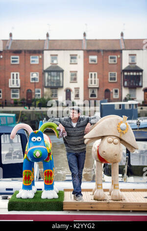 Viste generali della città di Bristol, Regno Unito - Stephen Carter sulla sua barca casa al Arnolfini atterraggio con il suo Wallace e Gromit scultura Foto Stock