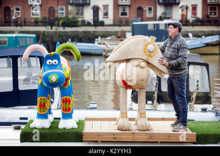 Viste generali della città di Bristol, Regno Unito - Stephen Carter sulla sua barca casa al Arnolfini atterraggio con il suo Wallace e Gromit scultura Foto Stock