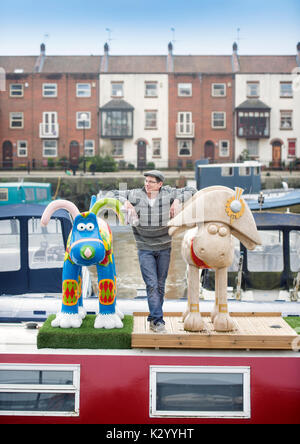 Viste generali della città di Bristol, Regno Unito - Stephen Carter sulla sua barca casa al Arnolfini atterraggio con il suo Wallace e Gromit scultura Foto Stock