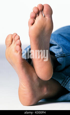 In prossimità del fondo o suole di una donna e in piedi riprese in interni. Foto Stock