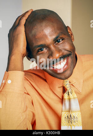 Ritratto di un inizio 30's African American uomo sorridente. Foto Stock