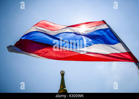 La bandiera nazionale della thailandia volare al di sopra Golden Mount a Bangkok, in Thailandia. Foto Stock