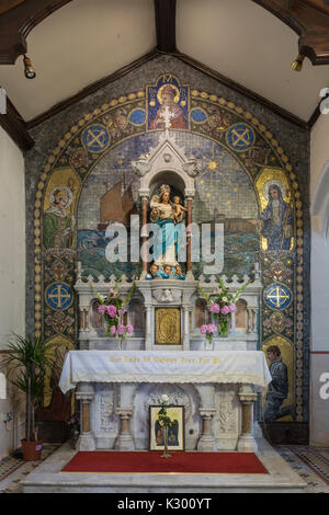 Galway, Irlanda - 5 Agosto 2017: altare laterale di Maria e il bambino in la chiesa di Santa Maria in parte anteriore del fondale dipinto e la statua di detto santo. Alcova, ple Foto Stock