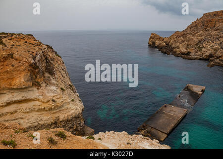 Famoso villaggio di Popeye in Malta. Azure bay nelle rocce. Foto Stock