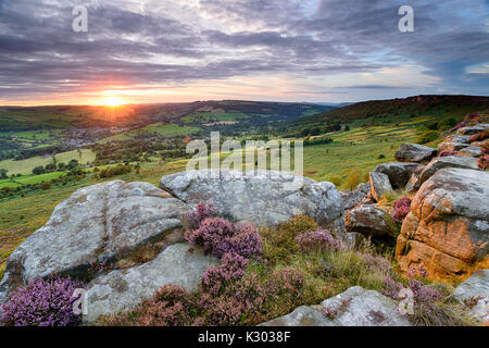 Tramonto da Baslow bordo nel Derbyshire Peak District, guardando fuori al villaggio Curbar con bordo Curbar completamente a destra Foto Stock