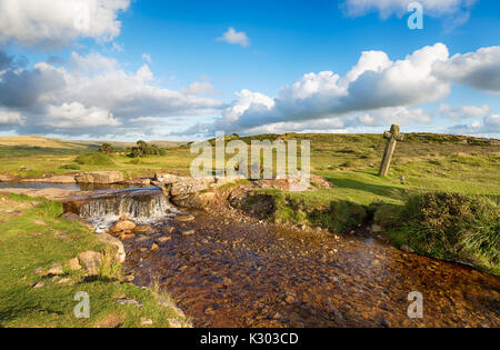 La croce Beckamoor ommonly più noto come ventoso Post, un'antica croce di granito sulle rive del Grimstone & Sortridge Leat vicino a Tavistock su Dartmo Foto Stock