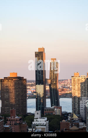 Gli edifici in rame americano sono una coppia di grattacieli residenziali di lusso a New York City, Stati Uniti Foto Stock