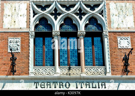 Teatro in Italia,Teatro Italia, sul Campiello De L'Anconeta. Riconversione. Precedentemente noto come un teatro, attualmente un supermercato. Venezia, Veneto, Italia, Europa Foto Stock