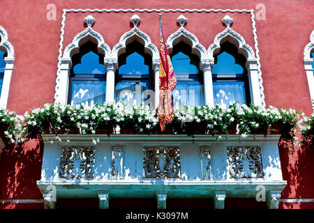 Palazzo rinascimentale, finestre a doppio arco e balcone. Allarme. Venezia, Veneto, Italia, Europa, Unione europea, UE. Foto Stock