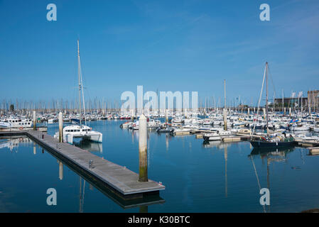 Barche in marina, a Cherbourg, Francia Foto Stock