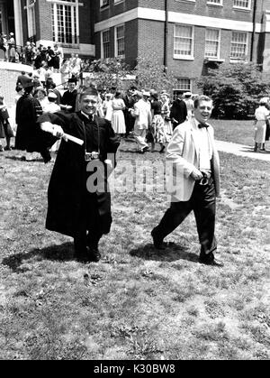 Johns Hopkins University laureati in abito accademico e i loro cari sono raccolti sull'Università Homewood campus la seguente classe di 1954 cerimonia di inizio a Baltimora, Maryland, Giugno 8, 1954. Foto Stock