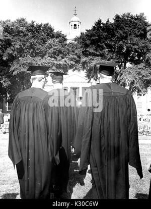 Il giorno d'inizio, maschio laureati in cappucci neri e gli abiti procedere fianco a fianco in basso il prato davanti Gilman Hall, durante la cerimonia per esterni alla Johns Hopkins University, Baltimora, Maryland, 13 giugno 1967. Foto Stock