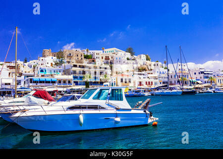 Bellissima isola di Naxos,vista con case tradizionali bianco e yacht,Grecia. Foto Stock