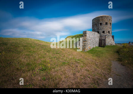 Rousse tower - completamente ristrutturato e accessibile in loop-torre forato originariamente costruito nel XIX secolo per difendere l'isola contro la minaccia di un francese Foto Stock