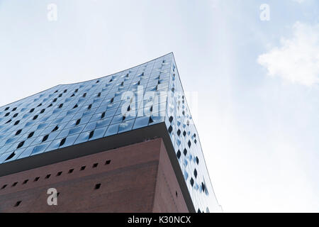 La facciata in vetro del Elbphilharmonie di Amburgo Foto Stock