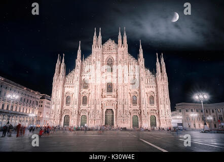 Immagine notturna con il Duomo di Milano, noto anche come il Duomo di Milano, con un bel cielo pieno di stelle e illuminati dalla luna. Foto Stock